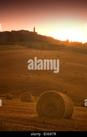 Sonnenaufgang über die Hügel in der Nähe von Pienza in der Toskana in Italien Stockfoto