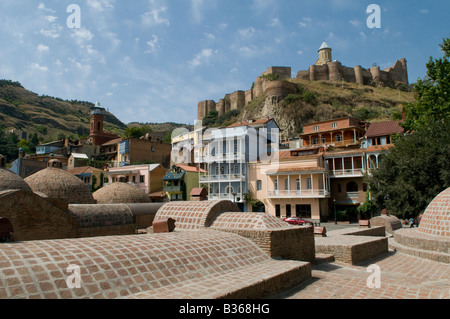 Abanotubani Schwefelbäder Halbin mit Narikala Festung in der alten Stadt von Tiflis (Tbilissi) die Hauptstadt der Republik Georgien Stockfoto