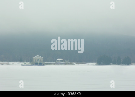 BLICK AUF DEM GEFRORENEN SEE MICHIGAN UND DIE HISTORISCHEN BOOTSHAUS AM ROCK ISLAND TÜR GRAFSCHAFT WISCONSIN IM NEBLIGEN WINTERWETTER Stockfoto