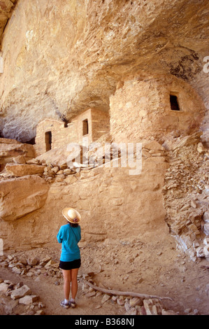 Junge Frau touristischen Blick auf Anasazi Klippenwohnungen in Ute Mountain Tribal Park in der Nähe von Mesa Verde Nationalpark, Colorado, USA Stockfoto