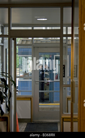 Border Officer Fragen und oder einen kommerziellen Marktteilnehmer in der uns Port Of Entry Sumas Washington prüft. Stockfoto