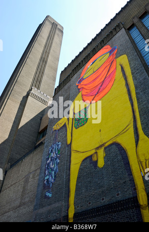 England, London, Southbank, Tate Modern Gallery, Künstler Os Gêmeos Wandbild Stockfoto