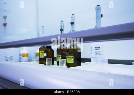 Saure Bank unter einer Haube Strömung im Wasser Qualitätslabor, Michelson Water Reclamation Plant, Irvine, Kalifornien, USA Stockfoto