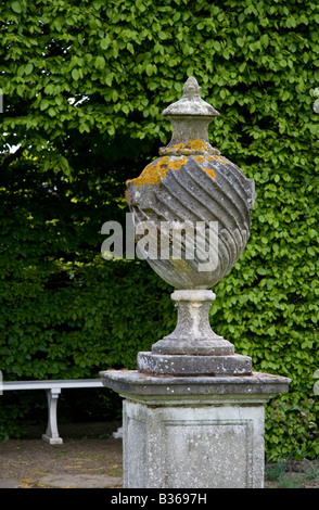 Grecian Urn Gartenverzierung bedeckt in Flechten auf dem Gelände des Castle Howard in Yorkshire. Stockfoto