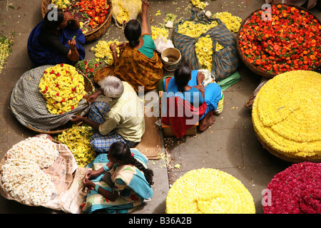 Verkäufern sitzen im Atrium der Stadtmarkt in Bangalore, Indien. Stockfoto