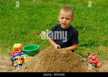 Baby junge Jungen in Sand Grube spielen Spielzeug Spielplatz 1-2 Jahre Stockfoto