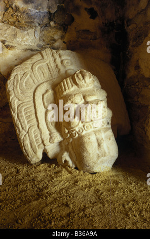 Körperlos Steinkopf des Maya-Königs Vogel Jaguar IV Struktur 33 in der klassischen Periode, die Maya-Ruinen von Yaxchilan in Chiapas, Mexiko. Stockfoto