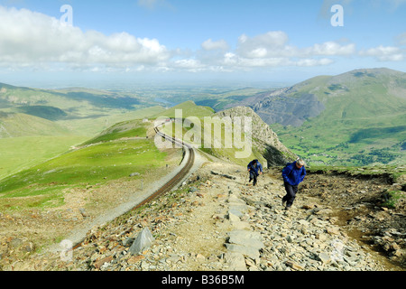 Zwei Passanten den Llanberis Weg vom Clogwyn Bahnhof entfernt an der steilen oberen Hängen des Mount Snowdon Stockfoto