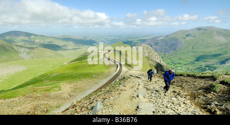 Zwei Passanten den Llanberis Weg vom Clogwyn Bahnhof entfernt an der steilen oberen Hängen des Mount Snowdon Stockfoto