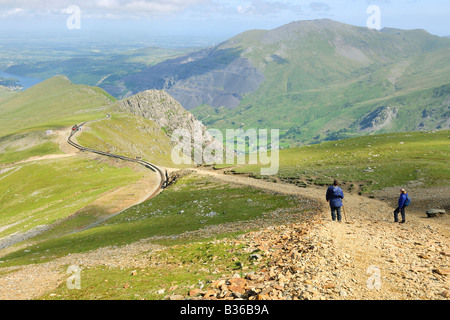 Zwei Passanten den Llanberis Weg vom Clogwyn Bahnhof entfernt an der steilen oberen Hängen des Mount Snowdon Stockfoto