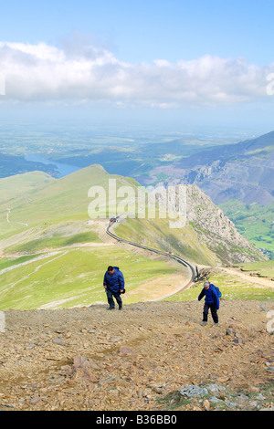 Zwei Passanten den Llanberis Weg vom Clogwyn Bahnhof entfernt an der steilen oberen Hängen des Mount Snowdon Stockfoto