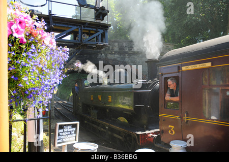 Volldampf voraus auf die Severn Valley Railway als eine Tenderlok GWR zieht sich aus Arley Station Worcestershire England Stockfoto