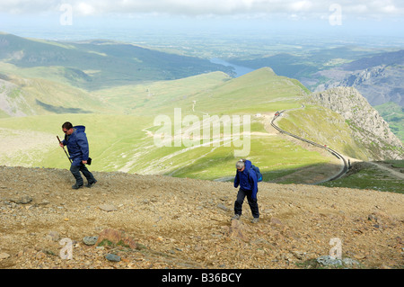 Zwei Passanten den Llanberis Weg vom Clogwyn Bahnhof entfernt an der steilen oberen Hängen des Mount Snowdon Stockfoto