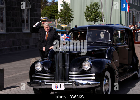 17. Juni Feier des Unabhängigkeitstags Islands Präsident Olafur Ragnar Grimsson kommt in Packard Stockfoto