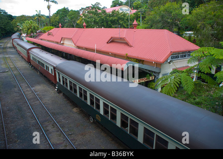 Die tropischen Pflanzen geschmückt Kuranda Railway Station auf die Atherton Tablelands im Norden von Queensland Stockfoto