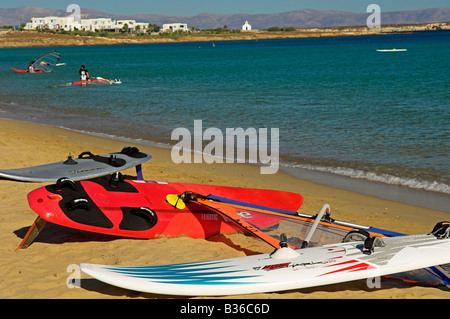 Windsurf-Boards am Strand am goldenen Strand Insel Paros Griechenland Stockfoto