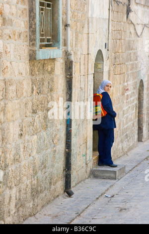 Muslimisches Mädchen in einem Hauseingang in der Altstadt von Aleppo Syrien Stockfoto