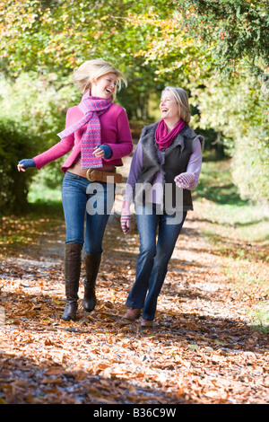 Zwei Frauen im Park und lächelnd im freien laufen Stockfoto