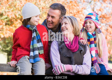 Großeltern mit Enkeln im Freien im Park lächelnd (Tiefenschärfe) Stockfoto