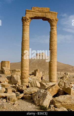 Römische Säulen und Arabische Burg Qalaat Ibn Maan bei den Ruinen von Palmyra in Syrien Stockfoto