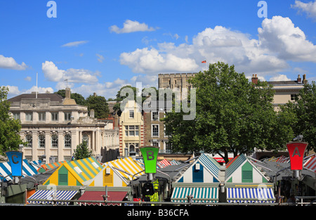 Ein Blick auf Norwich Stadtzentrum mit Blick auf die Burg über dem Markt. Stockfoto