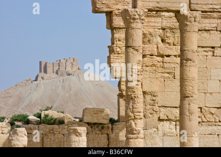 Arabische Burg Qalaat Ibn Maan und römischen Ruinen von Palmyra in Syrien Stockfoto