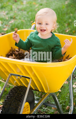 Babysitter im Freien in Schubkarre lächelnd (Tiefenschärfe) Stockfoto