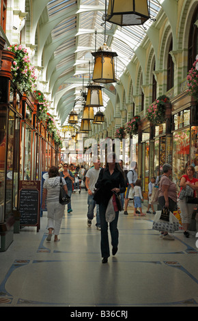 Käufer zu Fuß durch Norwich Royal Arcade. Stockfoto