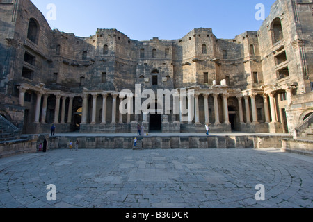 Theaterbühne in den römischen Ruinen von Bosra in Syrien Stockfoto