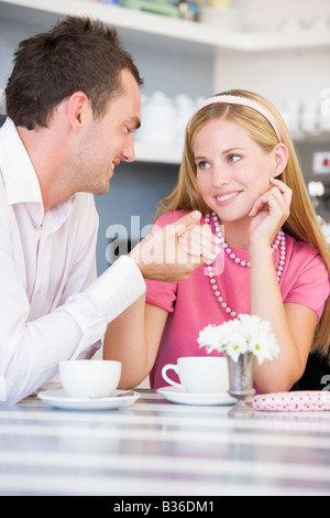 Junges Paar mit Tee in einer cafeteria Stockfoto