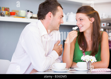Junges Paar mit Tee in einer cafeteria Stockfoto