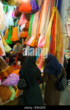 Frauen Einkaufen für helle Stoffe im Basar e Vakil in Shiraz, Iran Stockfoto