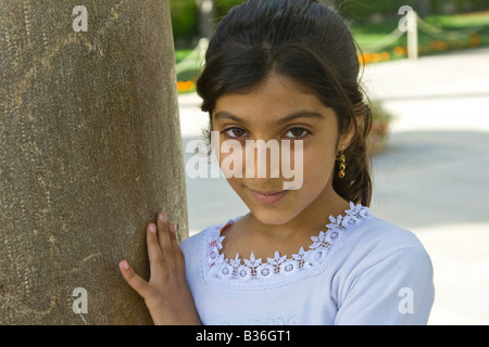 Schöne junge iranische Mädchen am Grab von Hafez in Shiraz, Iran Stockfoto