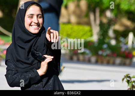 Zeigt iranischen Mädchens am Grab von Hafez in Shiraz, Iran Stockfoto