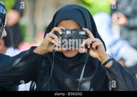 Iranischen Mädchens, ein Foto mit einer Filmkamera am Grab von Hafez in Shiraz, Iran Stockfoto