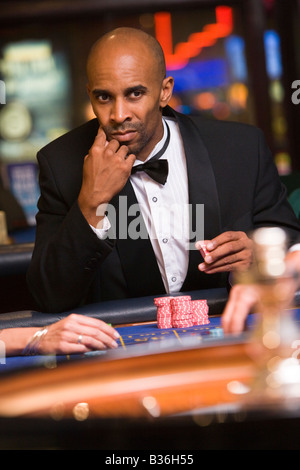 Mann im Casino spielen Roulette (Tiefenschärfe) Stockfoto