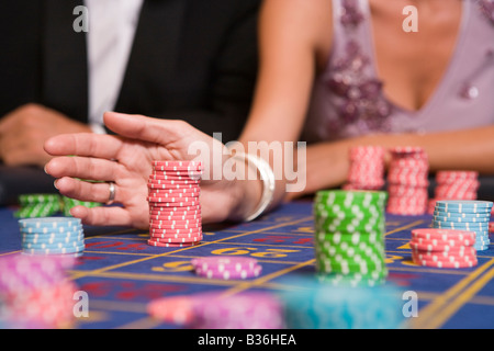 Chips auf Roulette-Tisch Stockfoto