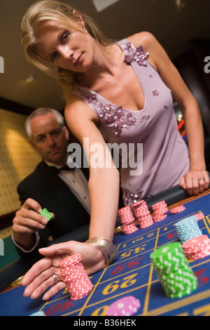 Paar im Casino spielen Roulette (Tiefenschärfe) Stockfoto