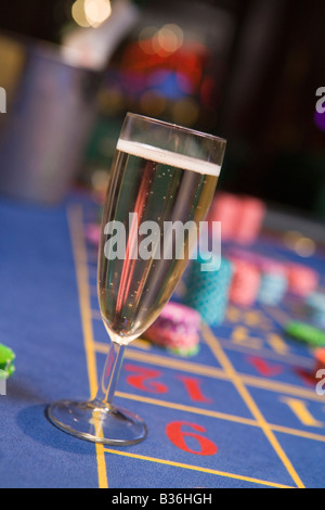 Sektflöte "Soirée" sitzen am Roulette-Tisch (Tiefenschärfe) Stockfoto