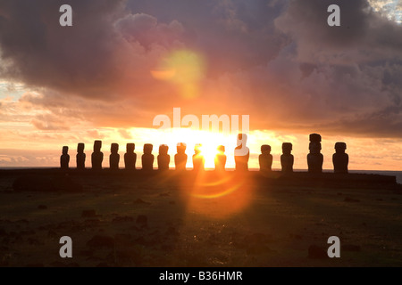 Die Ahu Tongariki Maoi Statuen, restauriert im Jahr 1992 bei Sonnenaufgang auf die Osterinsel oder Rapa Nui in Chile. Stockfoto