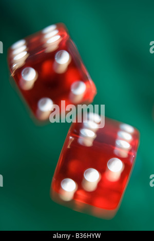 Würfel Rollen an einem Pokertisch (close Up/Unschärfe) Stockfoto