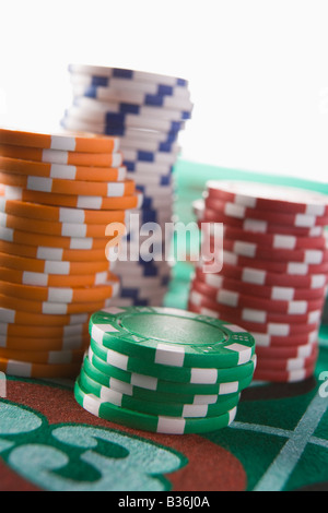 Chips auf einem Roulette-Tisch gestapelt (Nahaufnahme / Schärfentiefe) Stockfoto