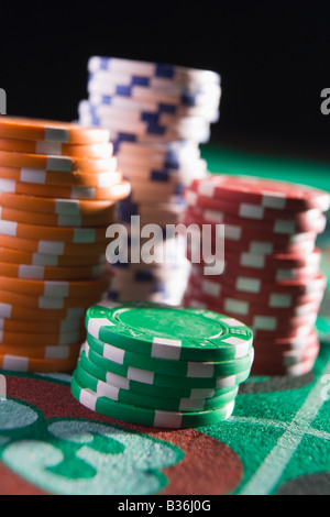 Chips auf einem Roulette-Tisch gestapelt (Nahaufnahme / Schärfentiefe) Stockfoto