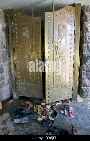 Bronzetür am Chak Chak Zoroastrian Wallfahrtsort im Iran Stockfoto