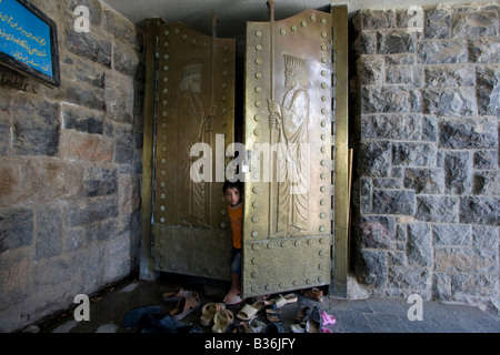 Bronzetür am Chak Chak Zoroastrian Wallfahrtsort im Iran Stockfoto