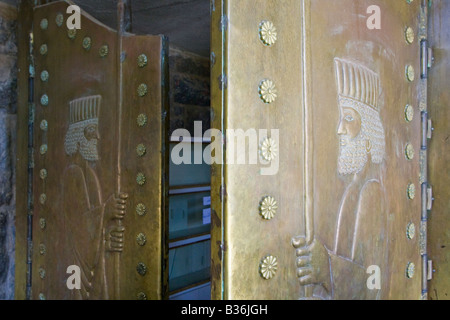 Bronzetür am Chak Chak Zoroastrian Wallfahrtsort im Iran Stockfoto