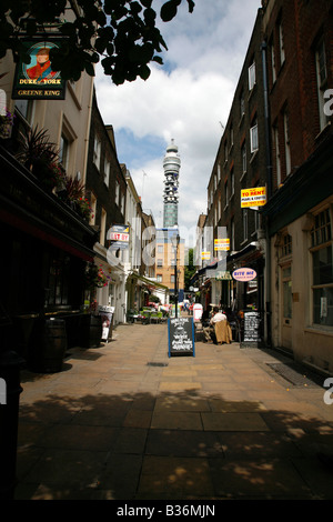 Blick auf BT Tower von Charlotte Platz, Fitzrovia, London Stockfoto