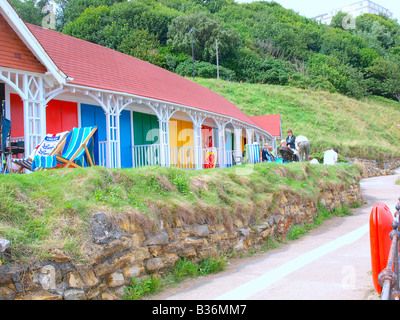 Bunte Strand Hütten/Chalets am Südstrand Strandpromenade in Scarborough, Yorkshire, Großbritannien. Stockfoto