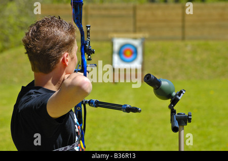 Ein guter Schütze zielt auf eine lange Distanz Ziel. Stockfoto