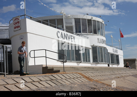 Das Labworth Cafe auf Canvey Island in Essex mit Blick auf der Londoner Themse mit Panoramablick auf die Mündung Stockfoto